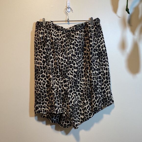 Torrid Paperbag Stretch Challis Animal Print Tie Waist Pull On Date Nite Shorts - Picture 5 of 13